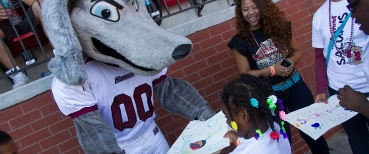 kids taking a picture saluki mascot